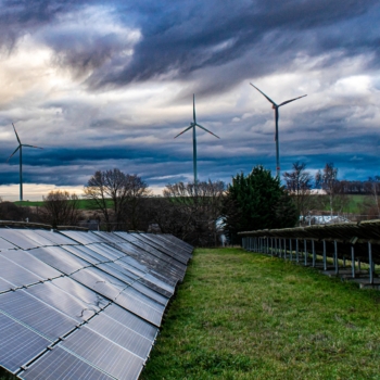 Mercado livre de energia cresce 19% até janeiro, com alta parcela de renováveis. Na imagem: Geração centralizada de energia solar fotovoltaica e eólica onshore (Foto: Cornell Frühauf/Pixabay)