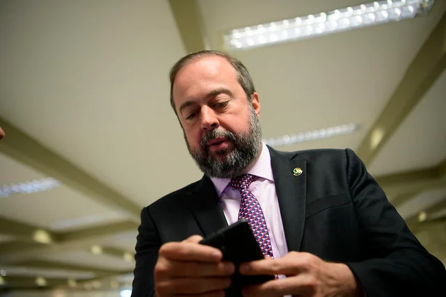 Ministro intercede por licença para perfuração na Foz do Amazonas. Na imagem: Ministro de Minas e Energia, Alexandre Silveira, digita em celular (Foto: Pedro França/Agência Senado)