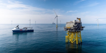 Estados com histórico de produção de óleo e gás atraem maioria dos projetos de eólica offshore. Na imagem: Plataforma offshore Dudgeon da Statoil para exploração de petróleo e gás associada à eólica offshore (Foto: Jan Arne Wold Woldcam/Equinor)