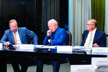 Ministro rebate críticas sobre critérios para elevar mistura de biodiesel. Na imagem: O presidente Lula e o vice-presidente Geraldo Alckmin com o ministro de Minas e Energia, Alexandre Silveira, durante primeira reunião do CNPE do novo governo (Foto: Tauan Alencar/MME)