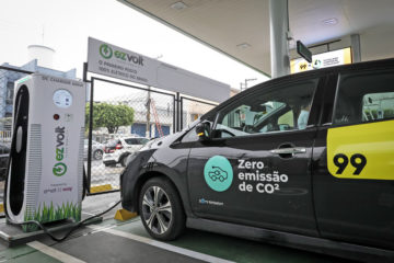 Veículo preto conectado a carregador elétrico em primeiro posto 100% elétrico do país, da Vibra, EZVolt e 99, localizado no Jardim Anália Franco, Zona Leste de São Paulo (Foto Divulgação)