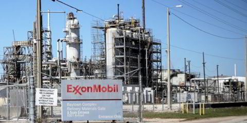 ExxonMobil fecha contrato com Honeywell para produção de hidrogênio azul no Texas. Na imagem: refinaria e complexo petroquímico Baytown, da ExxonMobil, no Texas (Foto: Divulgação)