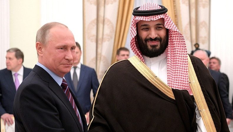 Petróleo dispara em meio a definição de alta de ICMS dos combustíveis. Na imagem: Vladimir Putin (Rússia) e Mohammad bin Salman (Arábia Saudita) durante encontro em 2018 (Foto: Kremlin)