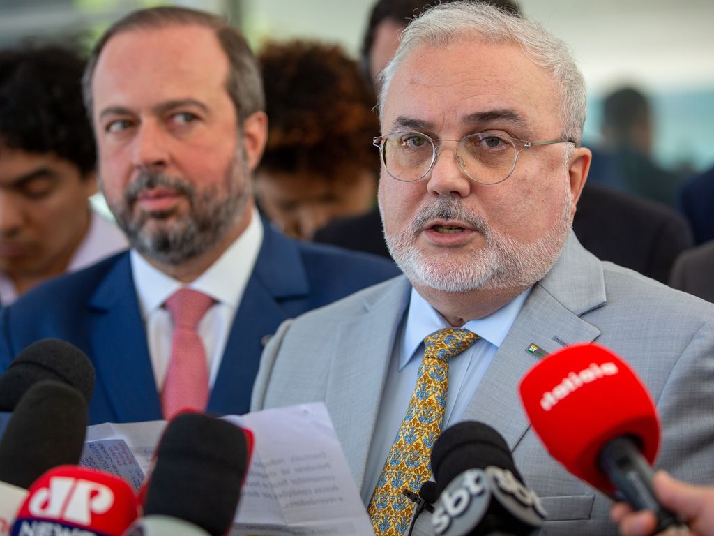 Ministro e Petrobras têm novo embate sobre preços e políticas para o gás natural. Na imagem: O ministro de de Minas e Energia, Alexandre Silveira e o presidente da Petrobrás, Jean Paul Prates, durante anúncio da nova política de preços dos combustíveis (Foto: Fabio Rodrigues-Pozzebom/Agência Brasil)