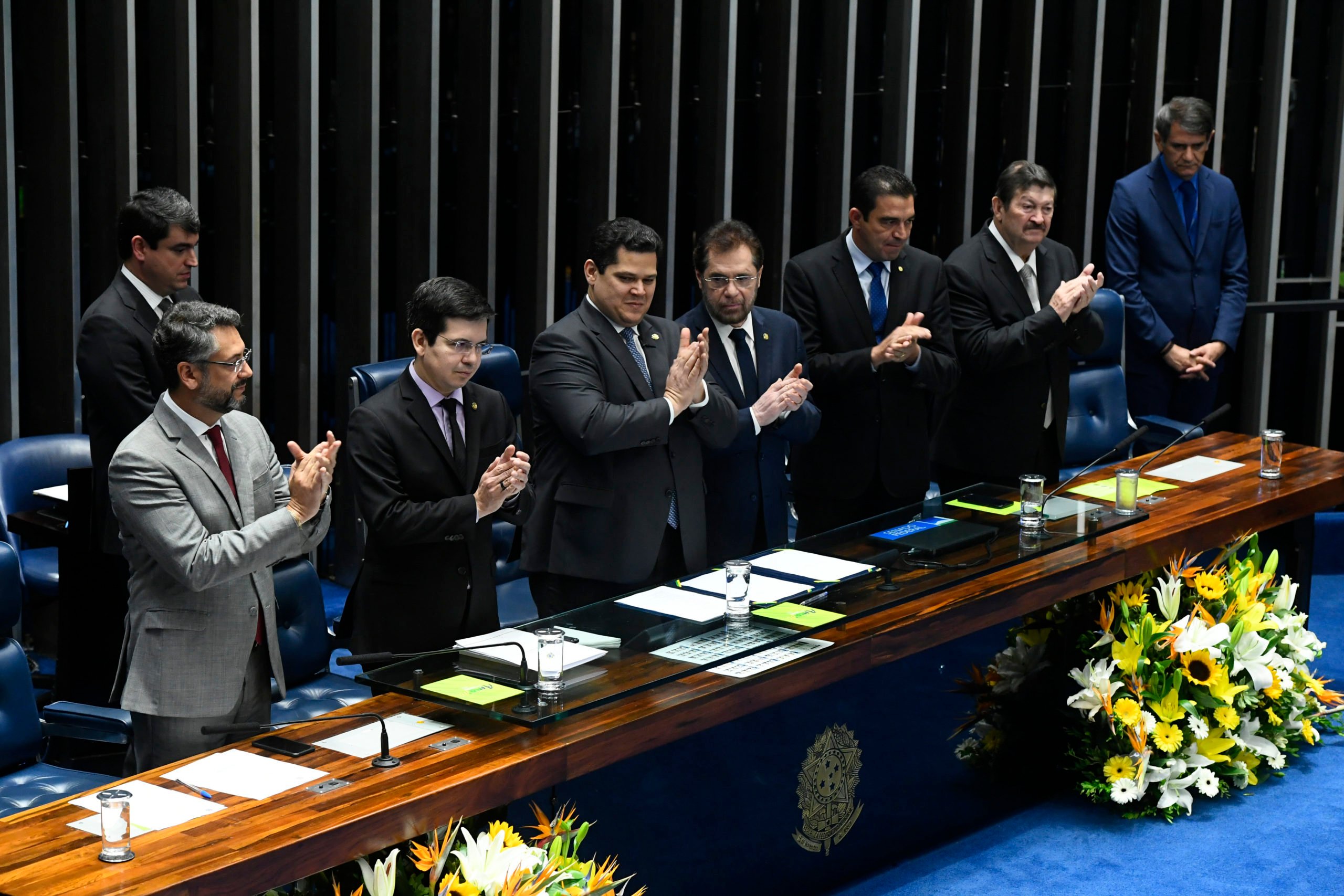 Clécio Luís, Randolfe Rodrigues e Davi Alcolumbre, em 2019, durante sessão no Senado em comemoração ao aniversário do Amapá, com Plínio Valério, André Abdon e Amiraldo Favacho (Marcos Oliveira/Agência Senado)