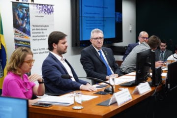 MDIC quer desenvolver cadeia de suprimentos para geração de energia renovável. Na imagem: Audiência Pública sobre a reindustrialização e descarbonização da indústria (Foto: Pablo Valadares/Câmara dos Deputados)