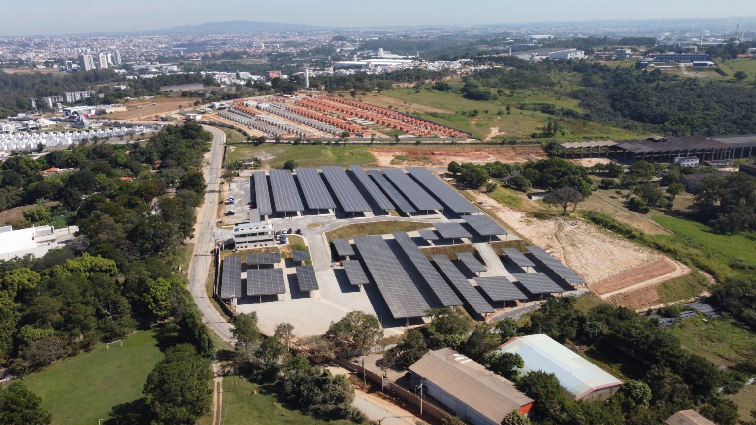 Estacionamento solar em Sorocaba se prepara para receber carros voadores