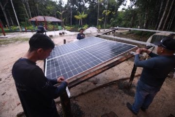 Consumidores participam pouco da discussão sobre transição energética, mostra pesquisa. Na imagem: Empreendedores que têm o turismo como fonte de renda instalam kits de painéis solares fornecidos pela Amazonastur, em Presidente Figueiredo, a 117 km de Manaus (Foto: Tácio Melo/Amazonastur)