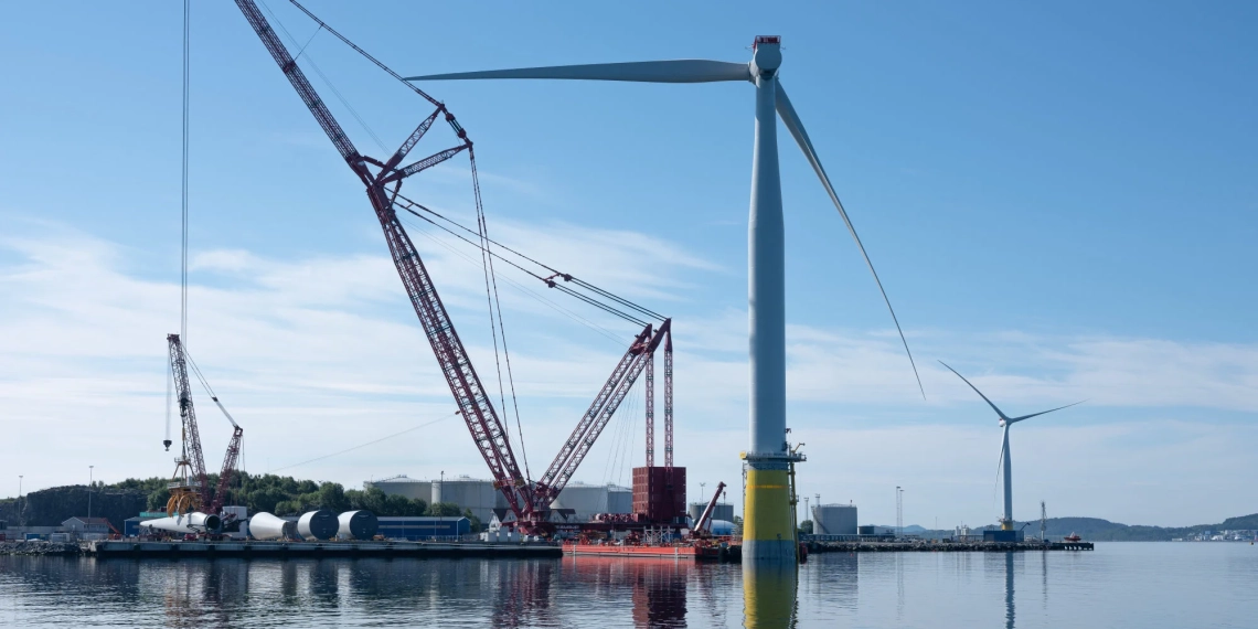 Regulação ambiental da geração de energia eólica offshore. Na imagem: Hywind Tampen sendo montado na Base Wergeland em Gülen. As turbinas prontas flutuam em Fensfjorden, antes de serem rebocadas para o campo (Foto Ole Jørgen Bratland_Equinor)