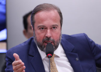 Minas e Energia indica veto a benefício para geração com painel solar na MP do minha casa minha vida – MCMV. Na imagem: Ministro do MME, Alexandre Silveira, na Comissão de Minas e Energia, na Câmara dos Deputados, em maio de 2023 (Foto: Bruno Spada/Câmara dos Deputados)