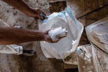 Fertilizantes de nitrogênio são faca de dois gumes para o Brasil. Sacos de ureia na fazenda de Antônio Sebastiani, em Cerquilho, interior de São Paulo (Foto: Dan Agostini/Diálogo Chino)