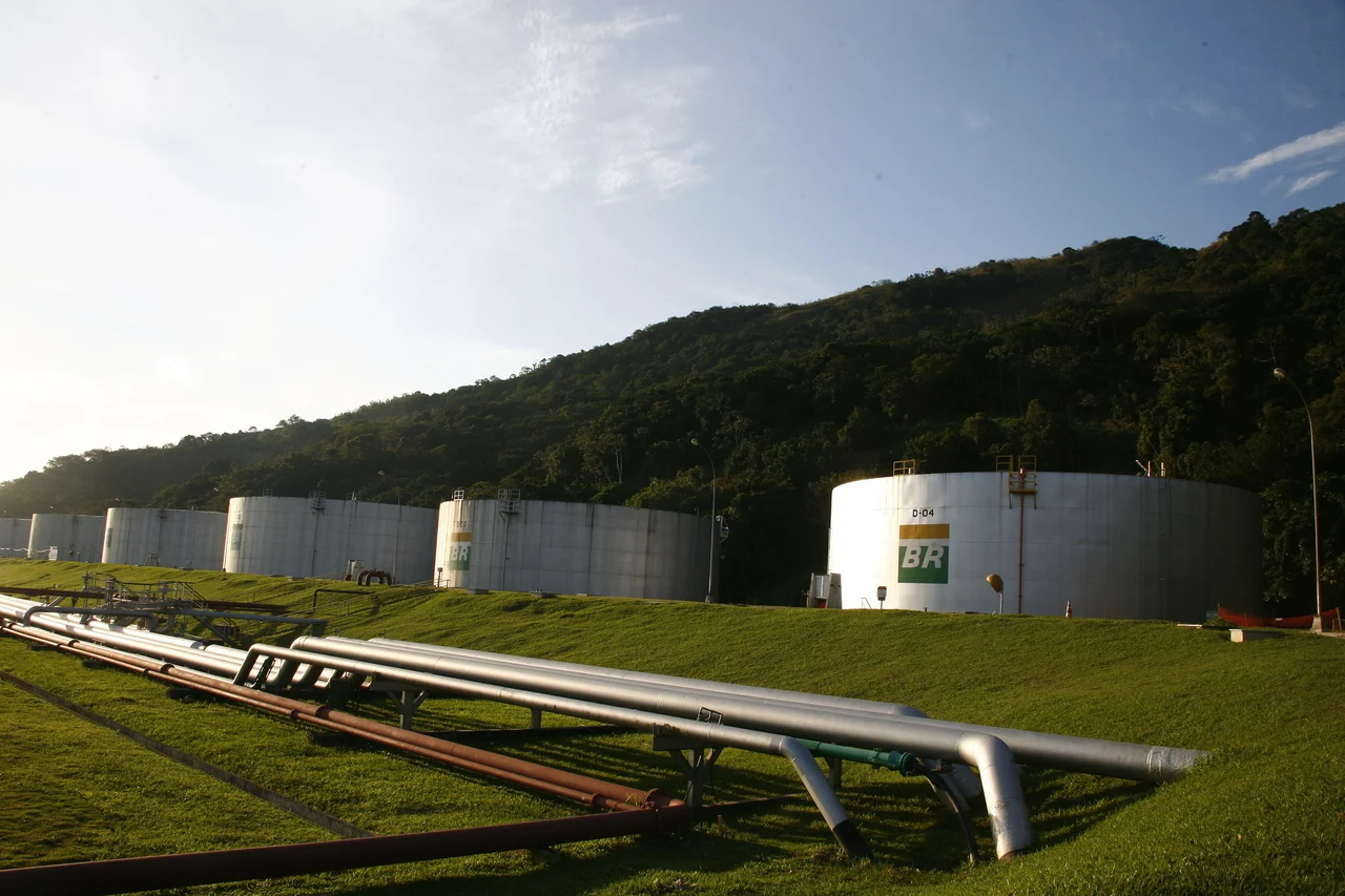 Os planos da nova Transpetro. Na imagem: Tanques de armazenamento de combustíveis em planta da Transpetro (Foto: Divulgação)