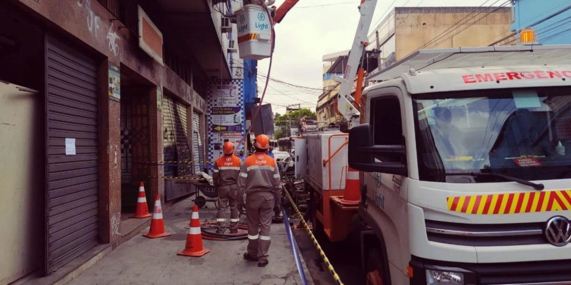 Light pede recuperação judicial com dívidas de R$ 11 bilhões. Na imagem: Técnicos da Light atuando para restabelecer a energia em parte danificada da rede elétrica na região de Duque de Caxias, Baixada Fluminense (Foto: Divulgação/PMSJM)