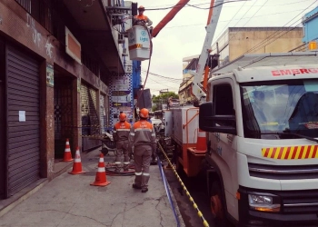 Light pede recuperação judicial com dívidas de R$ 11 bilhões. Na imagem: Técnicos da Light atuando para restabelecer a energia em parte danificada da rede elétrica na região de Duque de Caxias, Baixada Fluminense (Foto: Divulgação/PMSJM)