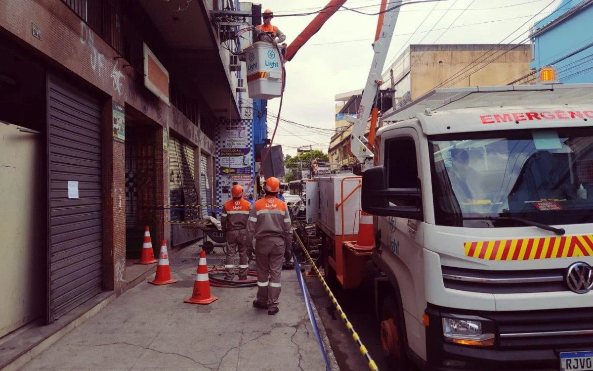 Light pede recuperação judicial com dívidas de R$ 11 bilhões. Na imagem: Técnicos da Light atuando para restabelecer a energia em parte danificada da rede elétrica na região de Duque de Caxias, Baixada Fluminense (Foto: Divulgação/PMSJM)