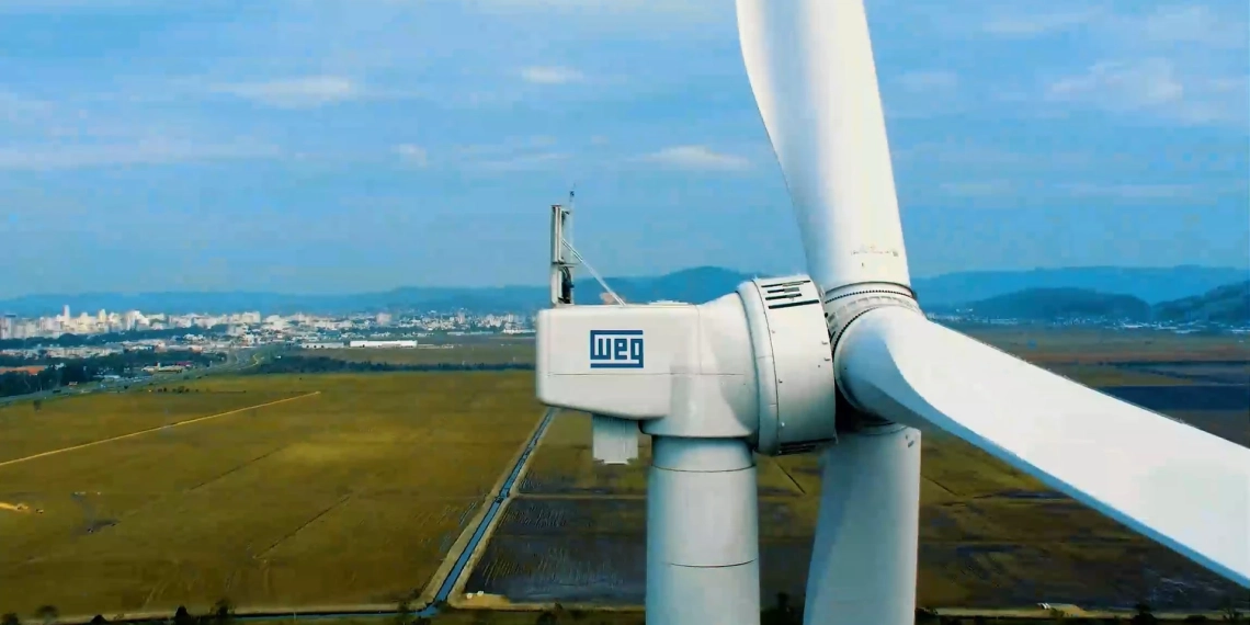 BNDES financia novo aerogerador da WEG. Na imagem: Parte de cima de aerogerador gigantesco da WEG com logomarca da empresa na lateral do compartimento da turbina (Foto: Divulgação)