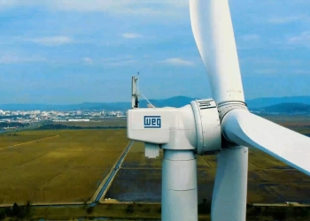 BNDES financia novo aerogerador da WEG. Na imagem: Parte de cima de aerogerador gigantesco da WEG com logomarca da empresa na lateral do compartimento da turbina (Foto: Divulgação)