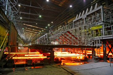 ArcelorMittal e Fiemg vão instalar Centro CIT/Senai de Descarbonização Industrial, em Belo Horizonte, MG. Na imagem: Linha de produção com uma série de barras incandescentes forjadas em alto forno da siderúrgica da ArcelorMittal, em Piracicaba, São Paulo (Foto: Divulgação)