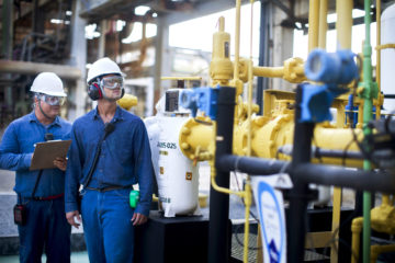 Adnoc tenta comprar Braskem. Na imagem: Trabalhadores em operação da Braskem, na área de distribuição de gás natural da planta cloro soda da petroquímica em Maceió, Alagoas (Foto: Bitenka e Luiz Michelini/Divulgação)