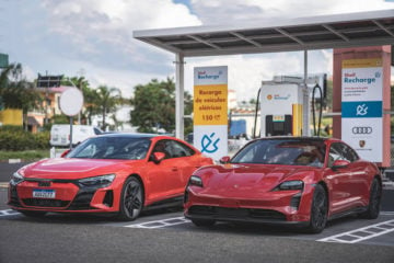 Audi, Porsche e Raízen ampliam rede de carregamento elétrico de alta velocidade no Brasil. Na imagem: Modelos elétricos da Audi e Porsche, na cor vermelha, conectados a carregador Shell Recharge (Foto: Divulgação)