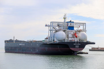 Navio a GNL atraca pela primeira vez no Brasil. Na imagem: Navio da Anglo American com tecnologia para combustível sustentável é recebido pela primeira vez no Brasil (Foto: Leonardo Berenger/Ferroport)