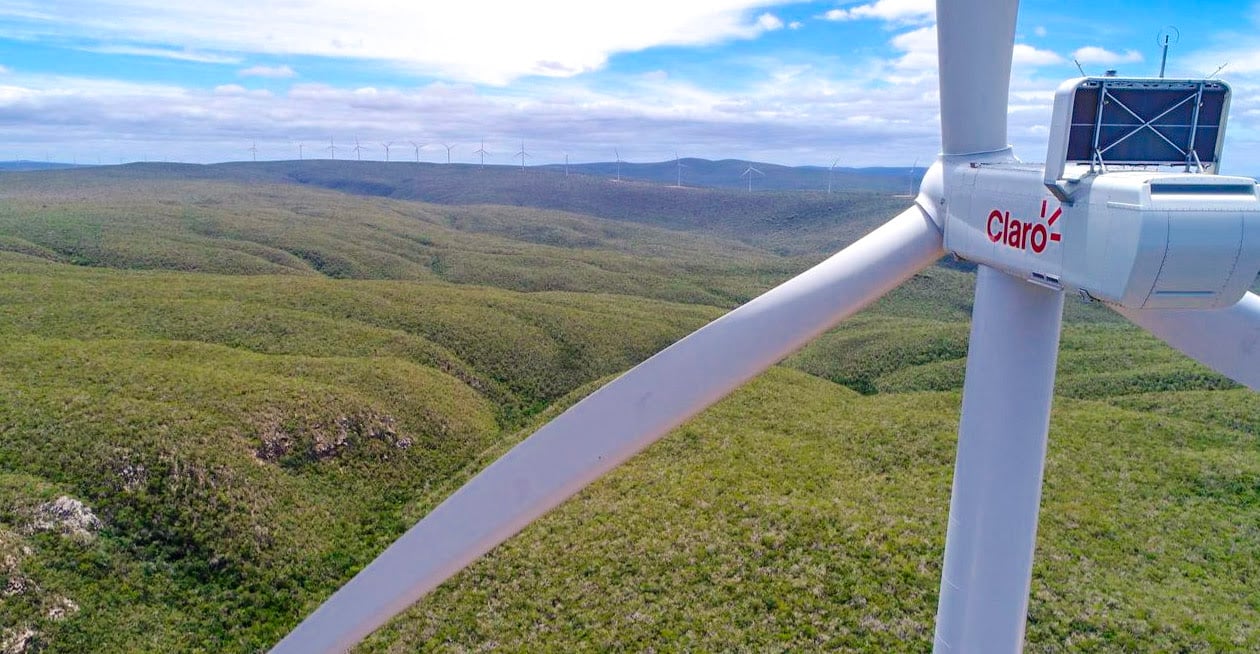 Foto em close das pás da hélice e turbina de eólica onshore (Foto: Divulgação Claro)