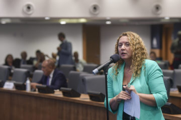 Projeto na Alerj prevê estímulos para hidrogênio de baixo carbono. Na imagem: Deputada Zeidan (PT) no plenário da Assembleia Legislativa do Rio de Janeiro, em 16/2/23 (Foto: Octacílio Barbosa/Alerj)