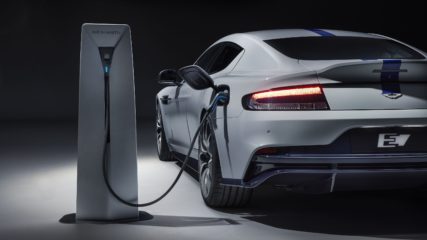 Aston Martin e Lucid fecham parceria para fabricar carros elétricos. Na imagem: Veículo elétrico esportivo Aston Martin, na cor prata, conectado à base para recarrega (Foto: Divulgação)