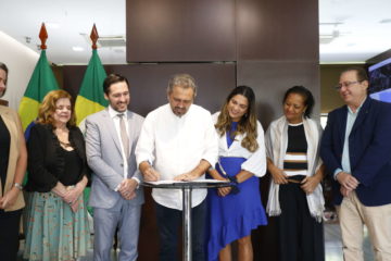 Lightsource bp estuda ampliar geração solar no Ceará para produção de hidrogênio. Na imagem: Elmano de Freitas (PT), governador do Ceará, assina memorando de entendimento com a Lightsource bp para desenvolvimento de energias renováveis no estado (Foto: Tatiana Fortes/Governo do Ceará)