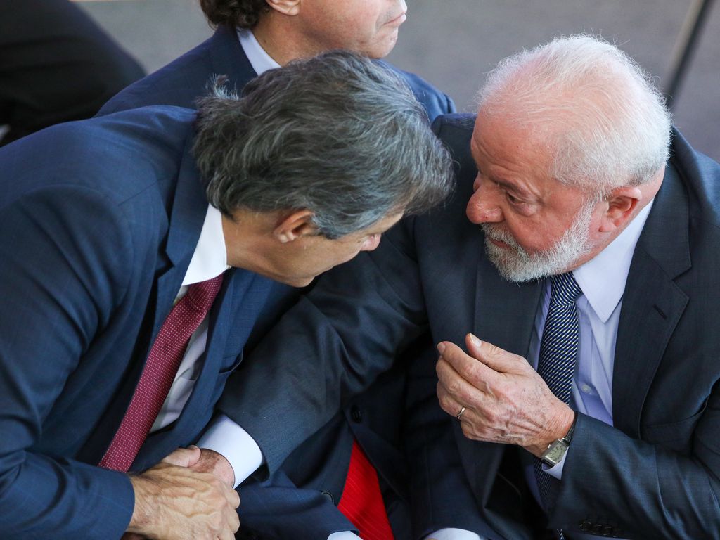 Governo vai aumentar em mais três centavos os impostos sobre o litro do diesel. Na imagem: Ministro da Fazenda, Fernando Haddad, cumprimenta e conversa com o presidente Lula (Foto: Fabio Rodrigues-Pozzebom/Agência Brasil)