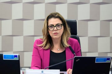 É certo que mercado de carbono avançará após recesso, diz Leila Barros. Na imagem: Leila Barros preside audiência na Comissão de Meio Ambiente do Senado Federal, em 15/6/2023 (Foto: Pedro França/Agência Senado)