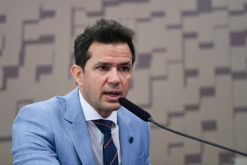 Rota 2030 vai considerar diferentes soluções de descarbonização, diz MDIC. Na imagem: Secretário de Desenvolvimento Industrial, Inovação, Comércio e Serviços do MDIC, Uallace Moreira, na CTT do Senado (Foto: Edilson Rodrigues/Agência Senado)