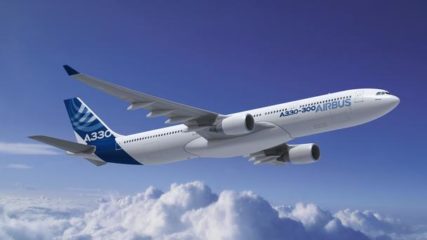 Produtora de energia renovável Qair e fabricante de aeronaves Airbus formam parceria para desenvolver e-SAF na França. Na imagem: Airbus A330 (Foto: Divulgação)