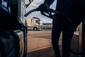 Governo vai destinar R$ 1 bilhão para retirar caminhões e ônibus mais poluentes de circulação. Na imagem: Foto à contraluz de frentista abastecendo caminhão com óleo diesel (Foto: Divulgação Volvo)