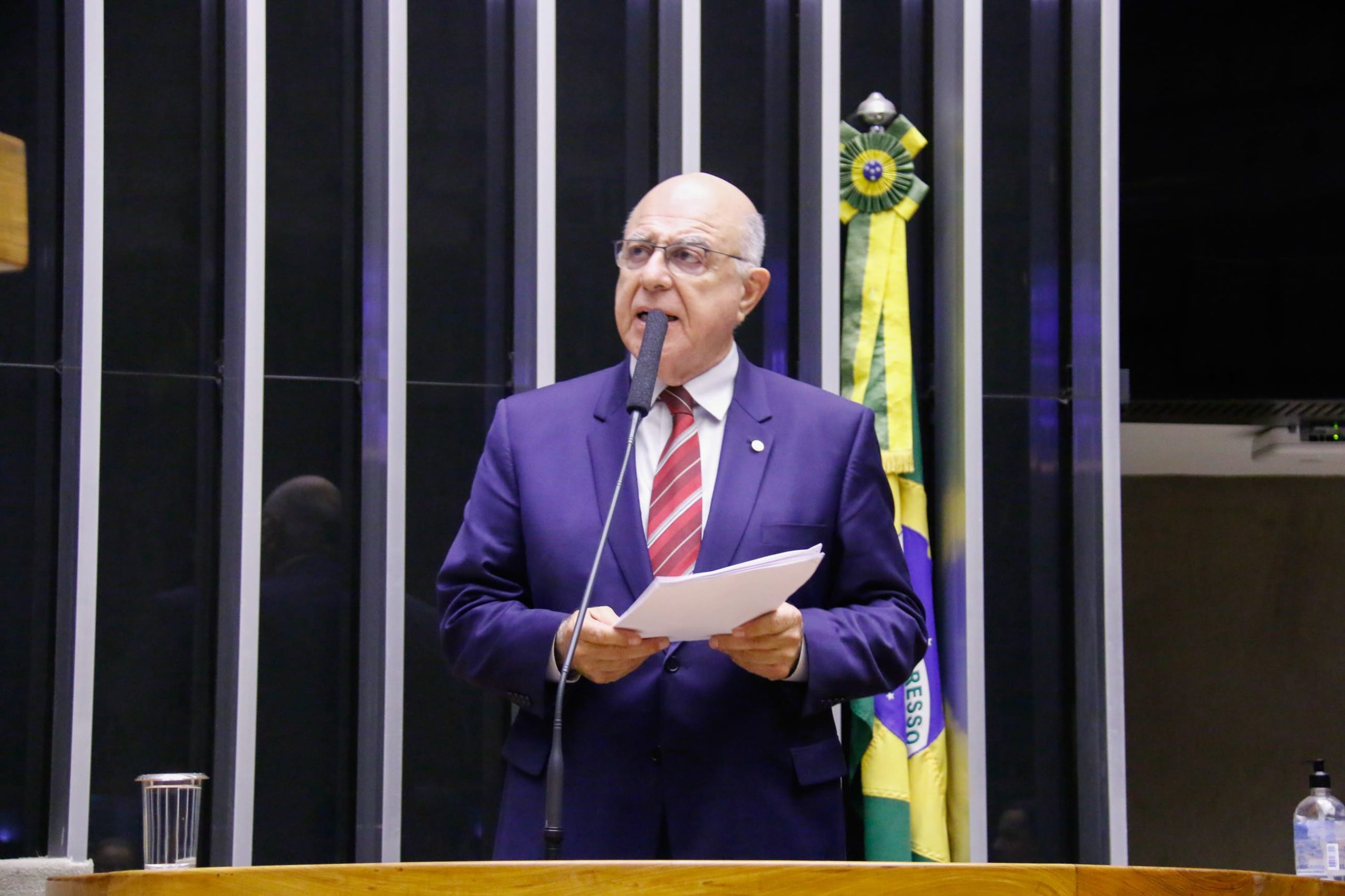 Geradores defendem política para o hidrogênio renovável – sem a rota do gás natural. Na imagem: Deputado federal Arnaldo Jardim, no Plenário da Câmara. Homem de meia idade, careca, de terno e gravata, discursa em pé diante de microfone e tem em mãos folhas de papel (Foto: Marina Ramos/Câmara dos Deputados)