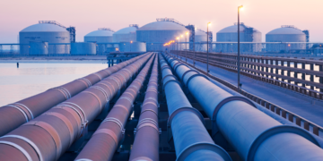 Preço do petróleo sobe após novo corte da OPEP+ mirando US$ 80. Na imagem: Dutos para transporte de combustíveis em instalações da Saudi Aramco, na Arábia Saudita (Foto: Divulgação)