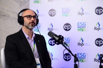 Indústria de petróleo tem grande sinergia com captura de carbono no Brasil, diz ANP. Na imagem: Raphael Moura, superintendente de Tecnologia e Meio Ambiente da ANP em entrevista exclusiva ao estúdio epbr durante a ESG Energy Forum do IBP, no Rio de Janeiro em junho de 2023 (Foto: Stéferson Faria/epbr)