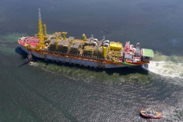 Petrobras pode aumentar em US$ 4 bilhões os investimentos para os próximos cinco anos, a depender da validação de novos projetos de redução de emissões de carbono. Na imagem: Vista do FPSO Liza Destiny em viagem rumo à Guiana para produção no campo de Liza, operado pela ExxonMobil; ao lado, uma embarcação de apoio (Foto: Lim Weixiang/SBM Offshore)