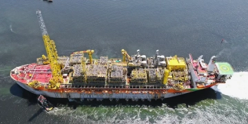 Leilão de petróleo na Guiana recebe propostas por 8 dos 14 blocos ofertados; país revisou marco legal do setor. Na imagem: FPSO Liza Unity em operação no offshore da Guiana (Foto: Divulgação Exxon Mobil)