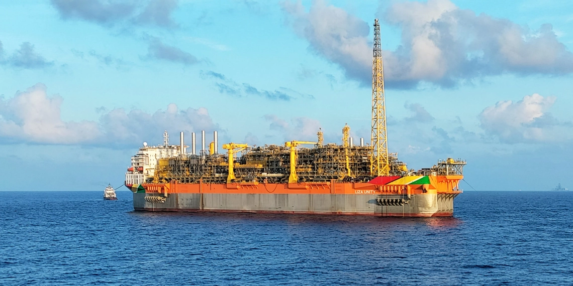 Guiana adia seu 1º leilão de O&G. Na imagem: FPSO Liza Unity, em operação no offshore da Guiana, navega em mar azul (Foto: Divulgação SBM)