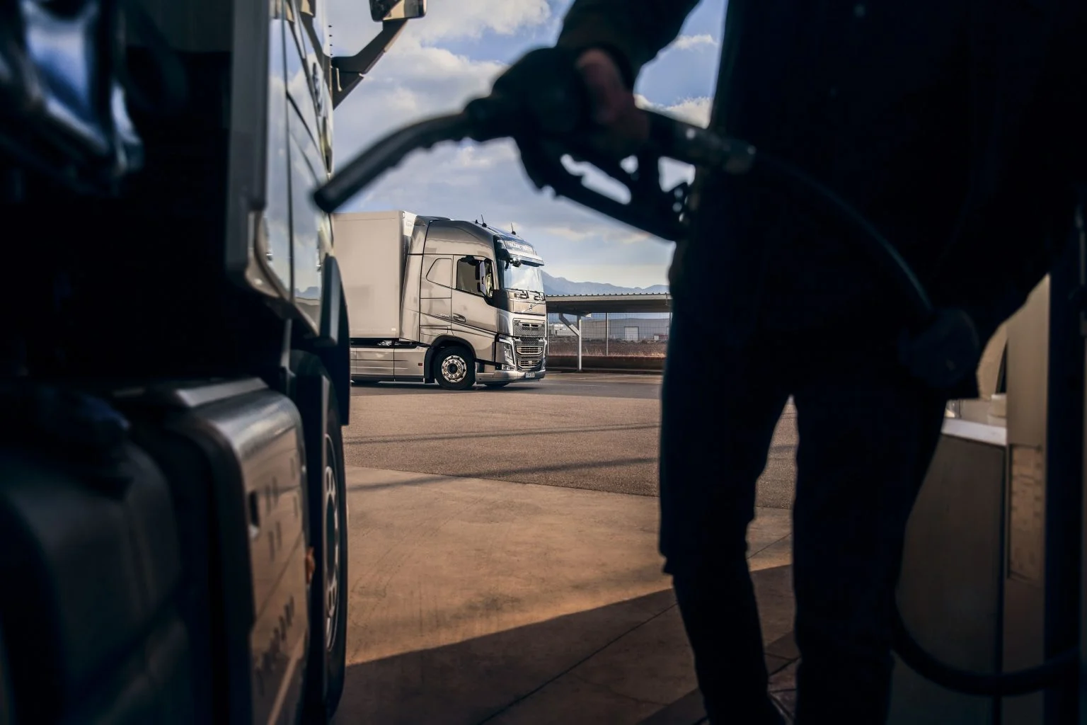 Governo antecipa em mais 3 centavos alta do imposto do diesel. Na imagem: Foto à contraluz de frentista abastecendo caminhão com óleo diesel (Foto: Divulgação Volvo)