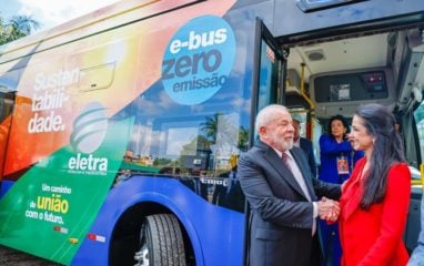 Brasil acordou para transporte público eletrificado? Na imagem: Presidente Lula (PT) cumprimenta a presidente da Eletra, Milena Braga Romano, durante inauguração de fábrica em São Paulo (Foto: Ricardo Stuckert/PR)