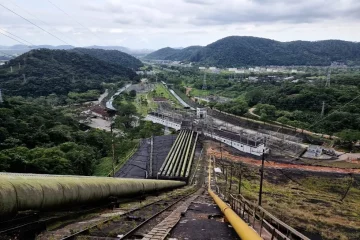 ANP aprova consulta pública para o gasoduto Subida da Serra; entenda o que está em jogo. Na imagem: Gasoduto Subida da Serra, da Comgás. Rede de dutos para transporte de gás natural em área íngreme próxima a centro urbano paulista (Foto: Sima/SP)