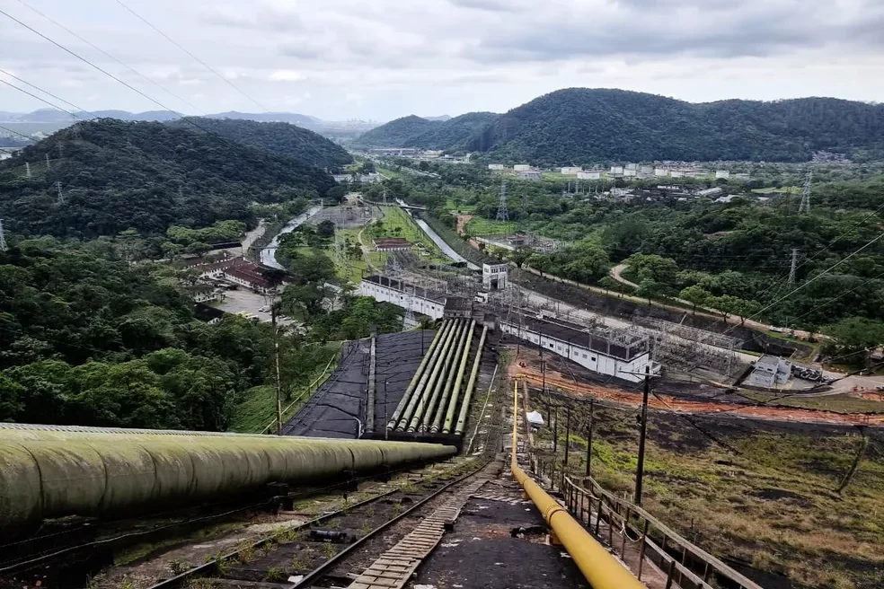 ANP aprova consulta pública para o gasoduto Subida da Serra; entenda o que está em jogo. Na imagem: Gasoduto Subida da Serra, da Comgás. Rede de dutos para transporte de gás natural em área íngreme próxima a centro urbano paulista (Foto: Sima/SP)