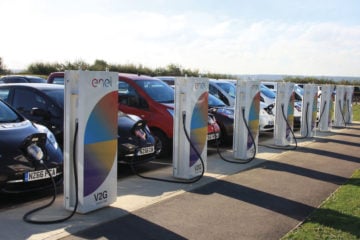 Frota de carros elétricos chegará a 100 milhões em 2026, projeta BloombergNEF. Na imagem: Modelos da Nissan são recarregados no centro de pesquisa da montadora na Inglaterra (Foto: Divulgação)