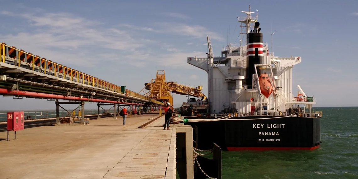 Porto do Açu mira biomassa de cana para produção de metanol verde. Na imagem: Navio cargueiro, de minério no Porto do Açu (Foto: Divulgação)