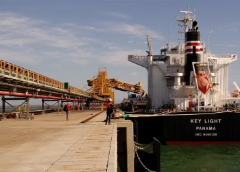 Porto do Açu mira biomassa de cana para produção de metanol verde. Na imagem: Navio cargueiro, de minério no Porto do Açu (Foto: Divulgação)