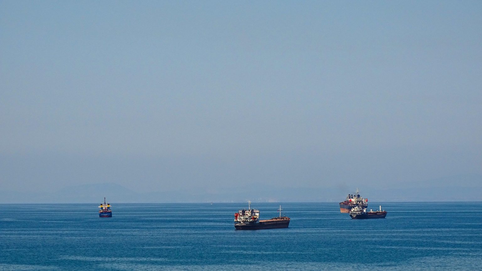 ONU adota primeiro tratado do mundo para proteger a biodiversidade em alto mar. Na imagem: Quatro navios de carga transitam no oceano azul (Foto: Pixabay)