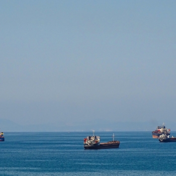 ONU adota primeiro tratado do mundo para proteger a biodiversidade em alto mar. Na imagem: Quatro navios de carga transitam no oceano azul (Foto: Pixabay)