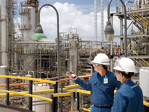 Alexandre Silveira: se depender do governo, Petrobras fica na Braskem. Na imagem: Trabalhadores uniformizados e com equipamentos de proteção em refinaria da Braskem, com instalações metálicas ao fundo (Foto: João Musa/Divulgação)